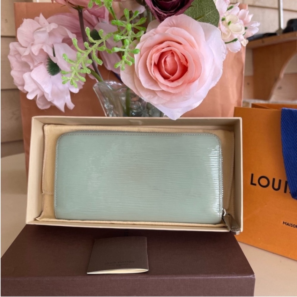Authentic Louis Vuitton long wallet💚💚💚💚💚❤️❤️❤️❤️